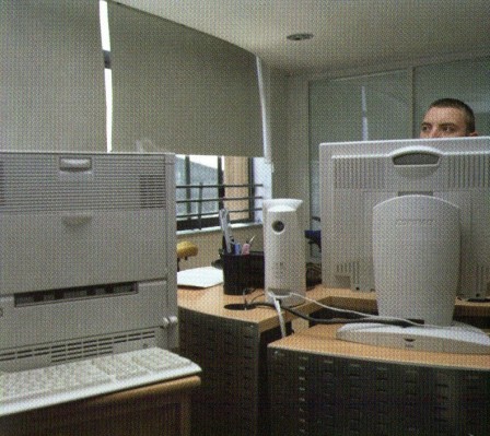 Caches_derriere_les_ordinateurs_le_reseau_francilien_SNCF_2002.jpg