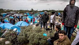 Errants-en-attente-Jungle-de-Calais-France.jpg